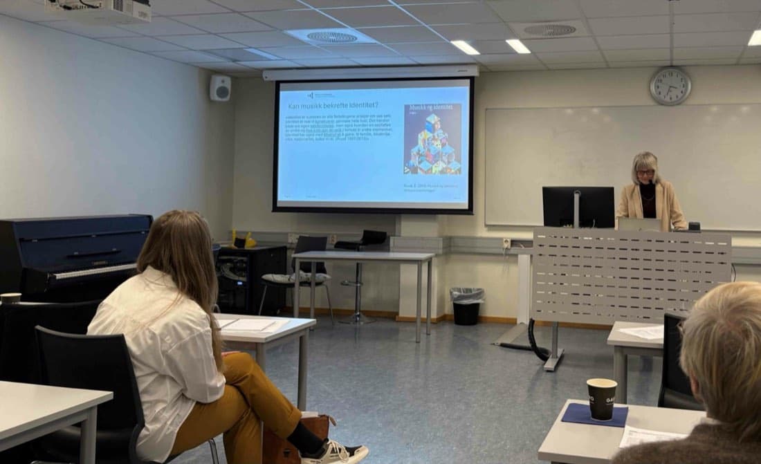 Tilhørere i et undervisningsrom på OsloMet følger et foredrag med lysbilder