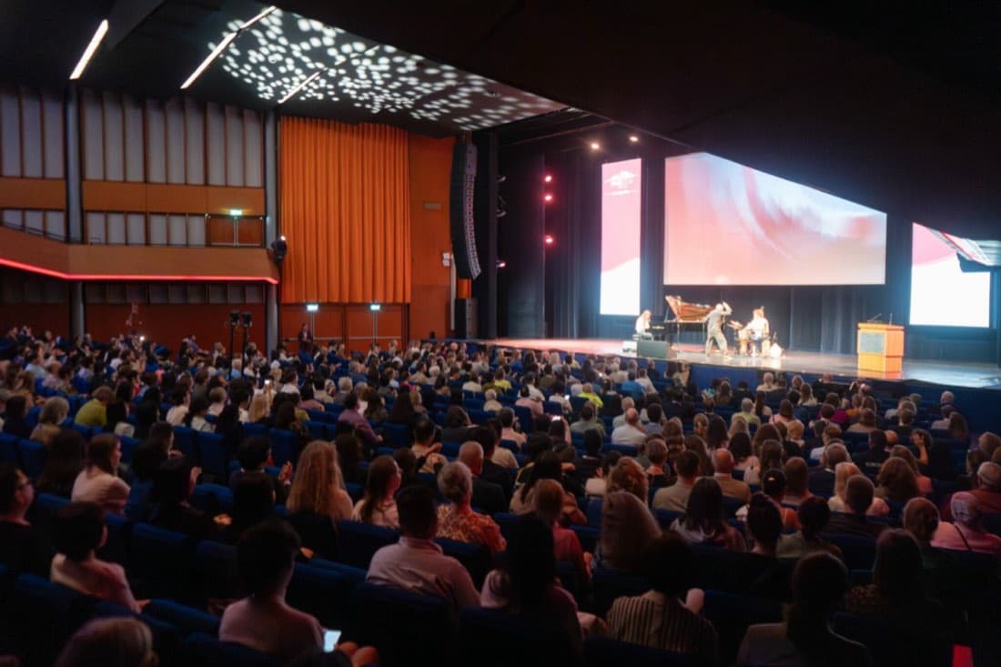 Fullsatt konferansesal under åpningen av IAGGs verdenskongress i Amsterdam